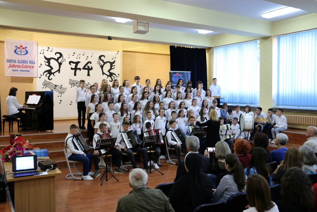 Koncert „Sretan ti Novi rođendan“ oduševio Novotravničane!