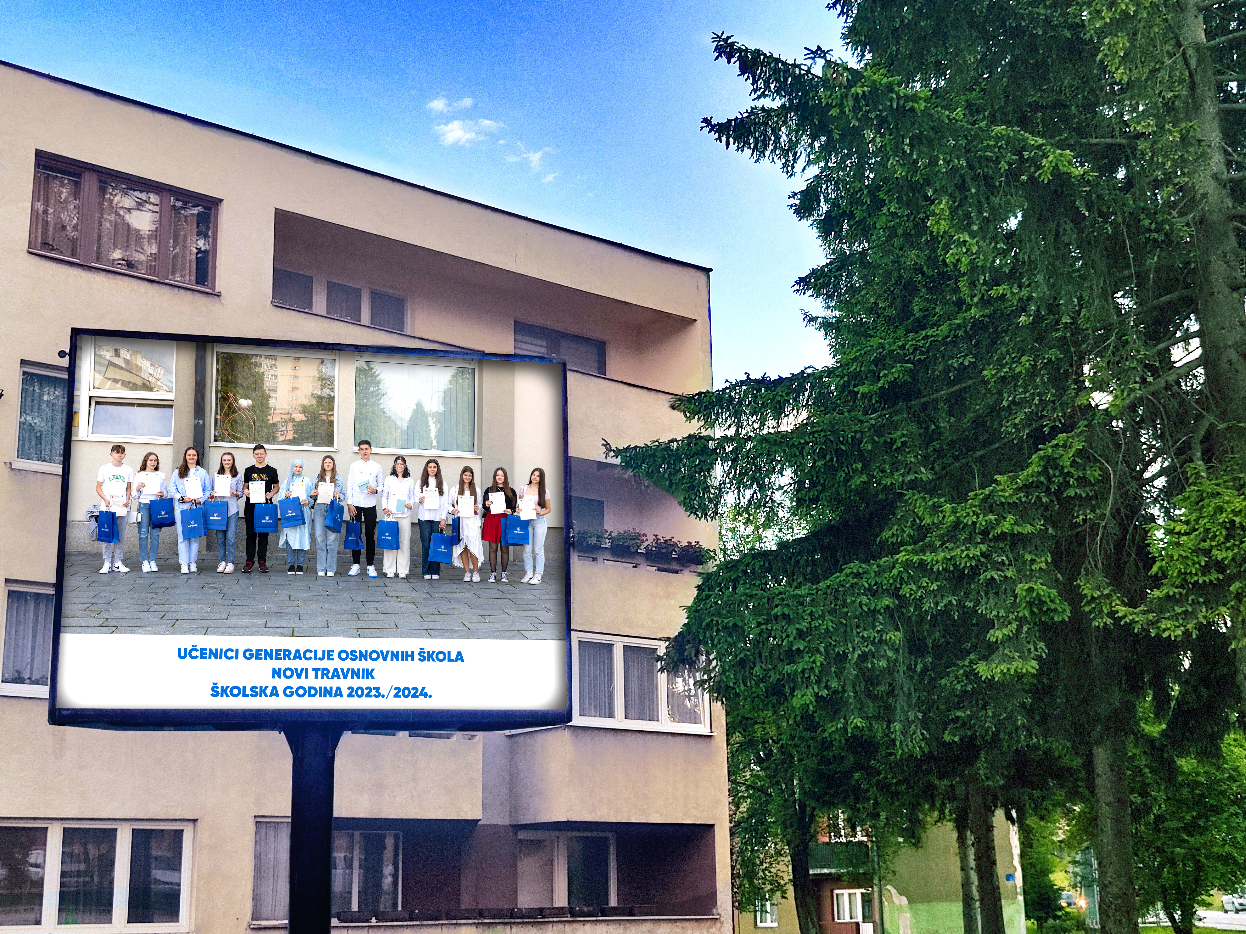 Fotografije učenika generacije na ulazu u centar 