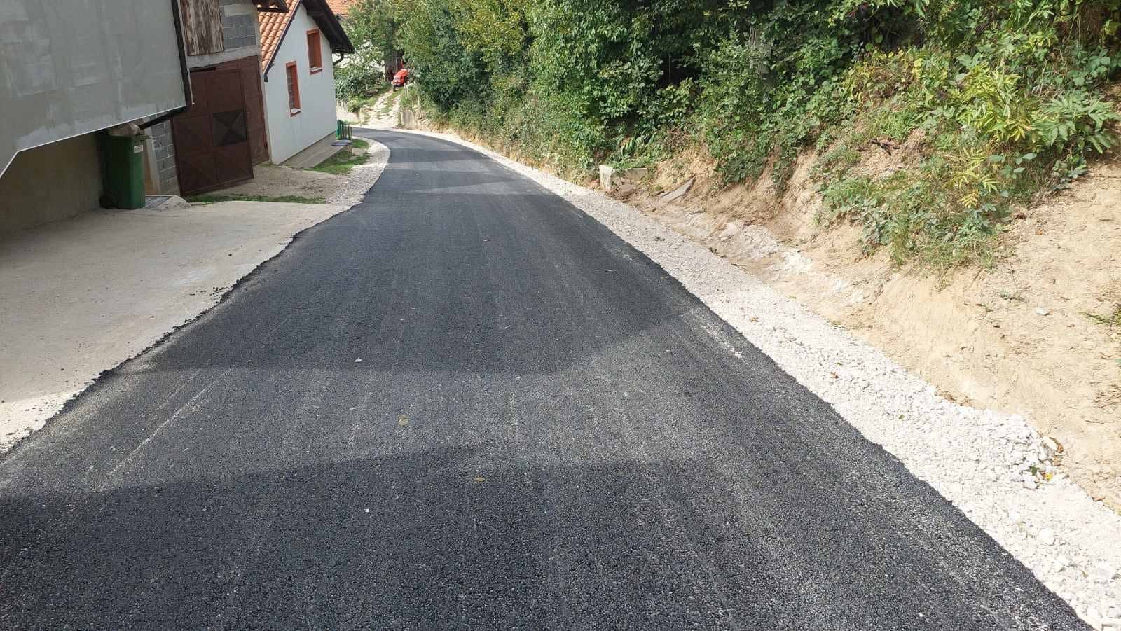 Asfaltiran put u naselju Lazine 