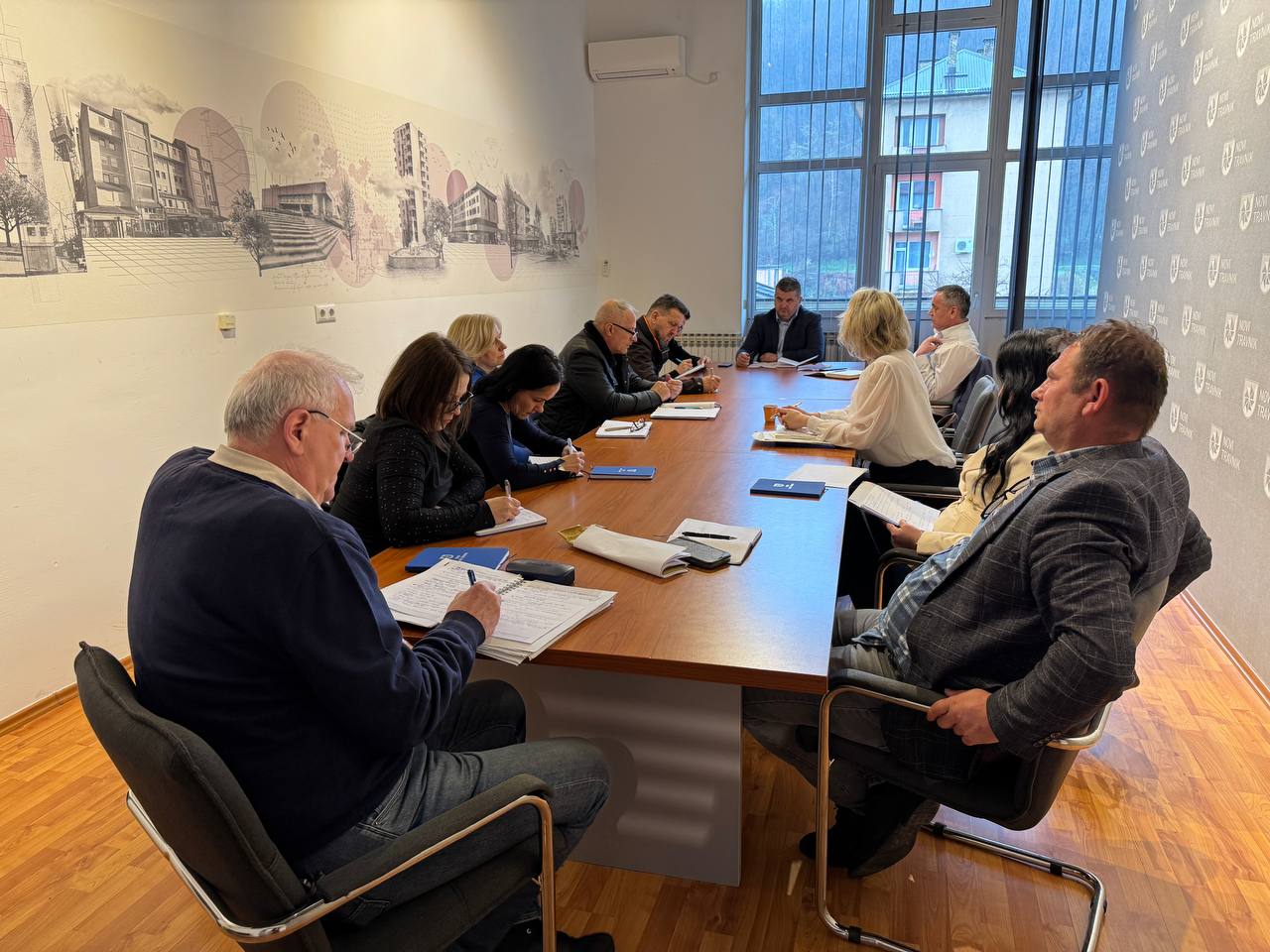 Održan sastanak gradonačelnika s ravnateljima javnih ustanova i direktorima poduzeća